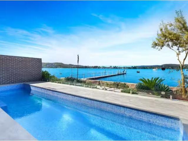 Charming 49 Kurrawa Avenue, POINT CLARE Townhouse for rent Li.