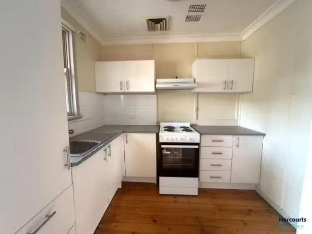 Cozy 4 Mccrae Place, BLACKETT House for rent Listed by Trinit.