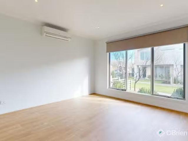 Just in! 4 Nanea Path, Cranbourne, VIC 3977
