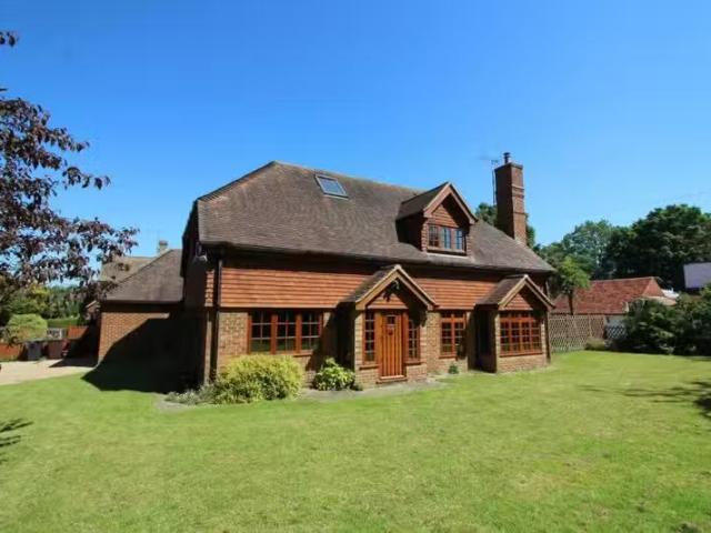Cozy 4 BA 4 bedroom detached house for rent in Bowesden Lane.