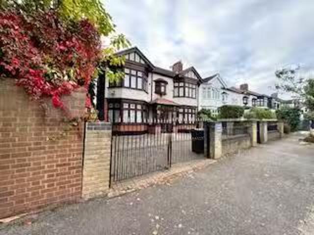Deal! 4 BA 5 bedroom house for rent in Byron Avenue, London, E18