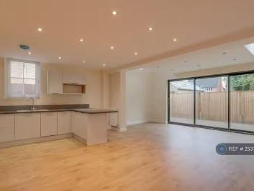 Charming 4 bedroom detached house for rent in Coles Lane, Oaki.