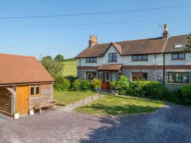 Just in! 4 bedroom detached house for rent in Bath Road, Blagd.