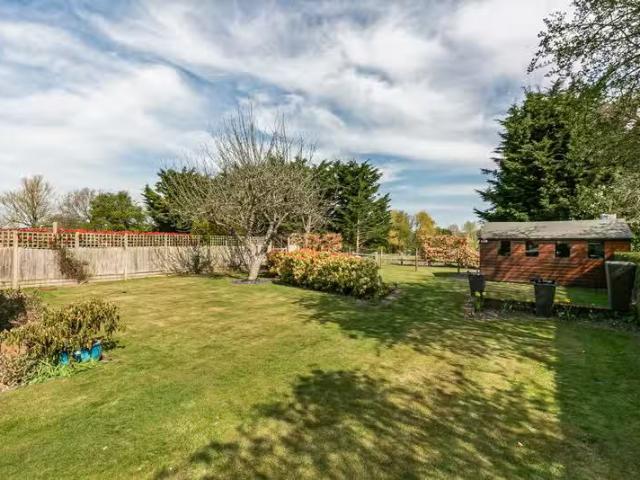 Cozy 4 bedroom detached house for rent in Danesbury Park Road.