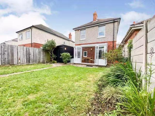 Nice 4 bedroom detached house for rent in Ensbury Avenue, Bour.