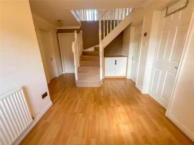 Deal! 4 bedroom detached house for rent in Warren House Walk.