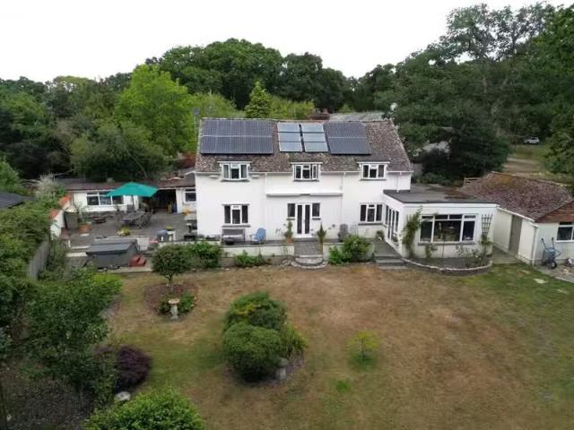 Cozy 4 bedroom house for rent in Barrack Lane, Crow, Ringwood.