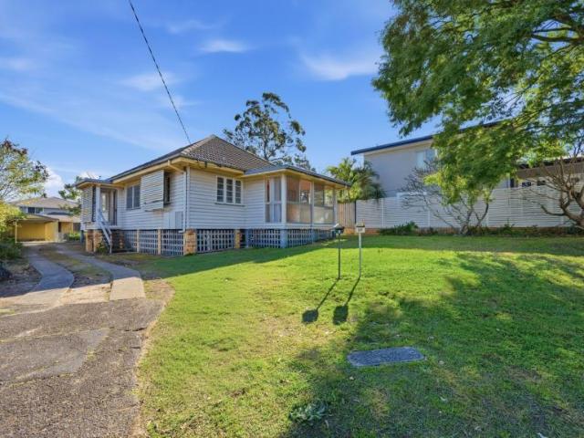 For Rent 4 Bedroom House Holland Park QLD DS106009385
