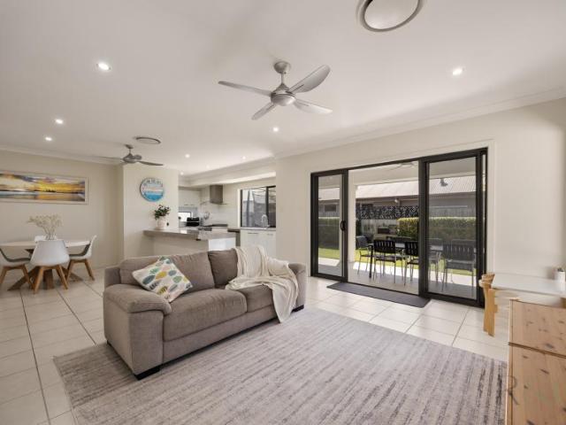 For Rent 4 Bedroom House Mountain Creek QLD DS105335444