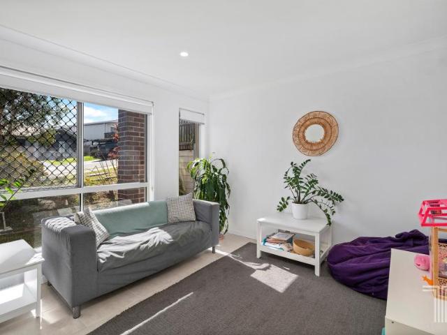For Rent 4 Bedroom House Spring Mountain QLD DLS101583302