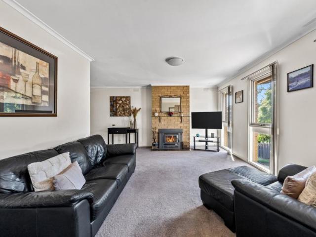 For Rent 4 Bedroom House Strathmore Heights VIC DS102760205