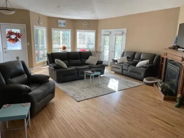 For Rent 4 Bedroom House Pine Lake AB DS105135577