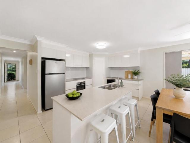 For Rent 4 Bedroom House Wakerley QLD DS105137709