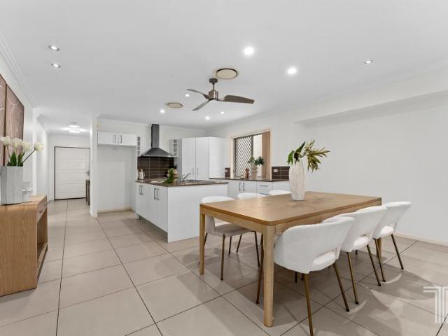 For Rent 4 Bedroom House Wakerley QLD DS105881158
