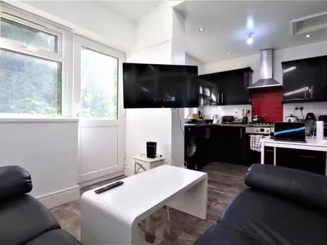 Cheap 4 bedroom semi detached house for rent in Woodleigh Aven.