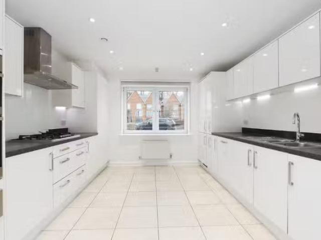 Cheap 4 bedroom semi detached house for rent in Castleridge Dr.