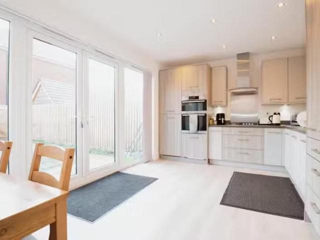 Cheap 4 bedroom semi detached house for rent in Clos Coed Bych.