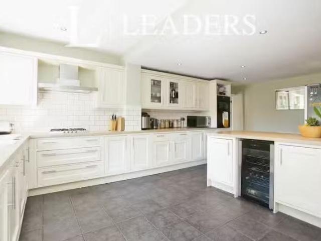 Charming 4 bedroom semi detached house for rent in Mays Hill R.