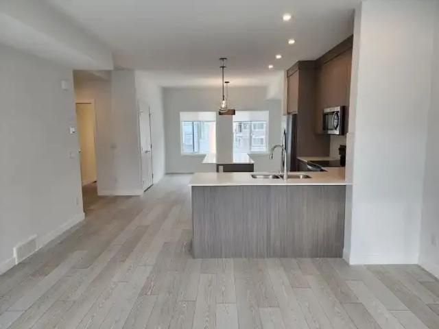 For Rent 4 Bedroom Townhouse Chestermere AB DS104888054