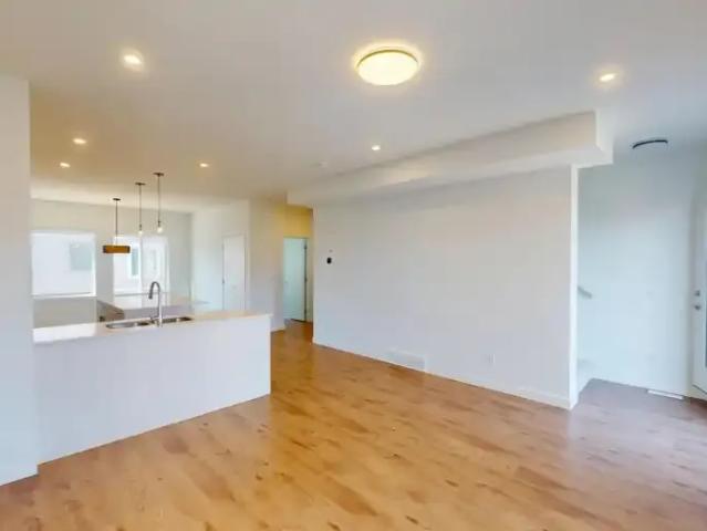 For Rent 4 Bedroom Townhouse Chestermere AB DS105167292