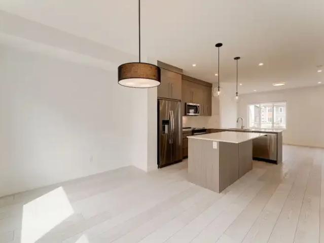 For Rent 4 Bedroom Townhouse Chestermere AB DS105486317