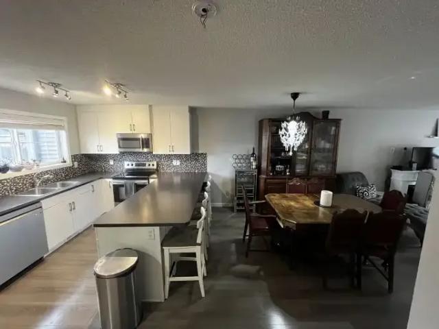 For Rent 4 Bedroom Townhouse Cochrane AB DLS104957409
