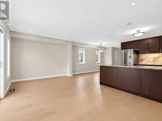 For Rent 4 Bedroom Townhouse Kitchener ON DS105526223