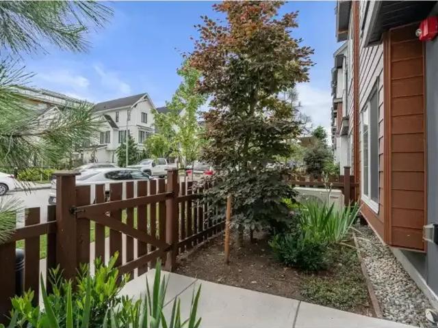 For Rent 4 Bedroom Townhouse Langley BC DS104711647