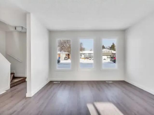 For Rent 4 Bedroom Townhouse Regina SK DS105184970