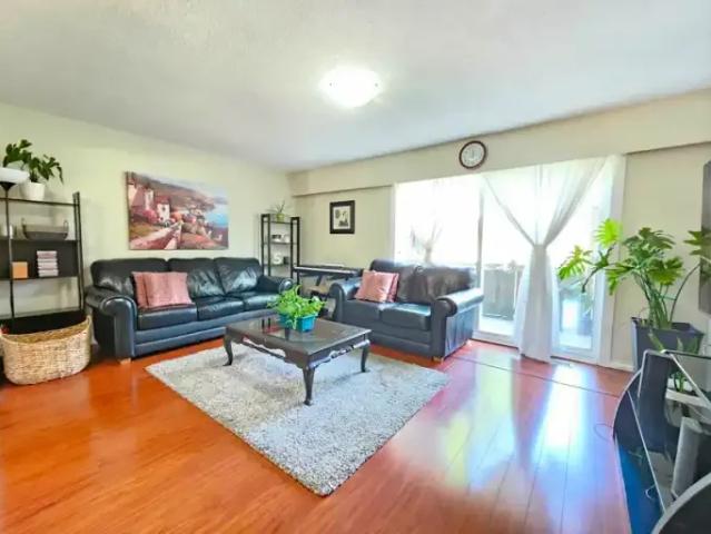 For Rent 4 Bedroom Townhouse Surrey BC DS105543260
