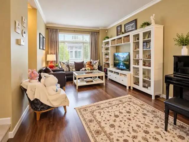 For Rent 4 Bedroom Townhouse Surrey BC DS105654233