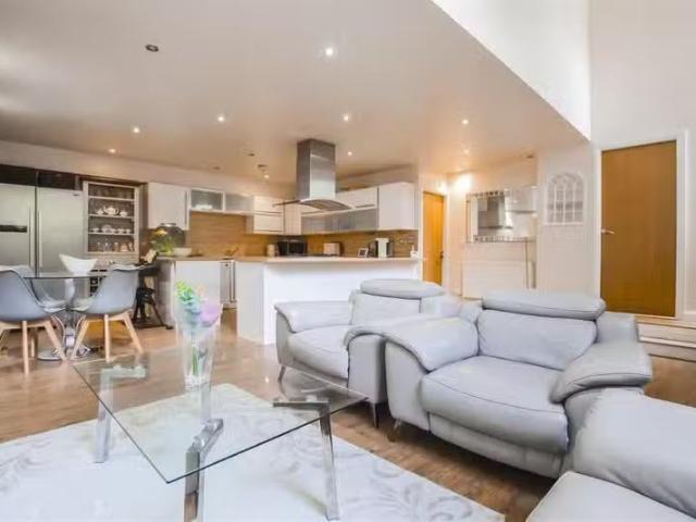 Charming 4 bedroom terraced house for rent in Crow Lane, Ramsb.