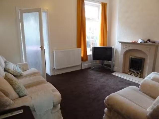Nice 4 bedroom terraced house for rent in Dorchester Crescent.