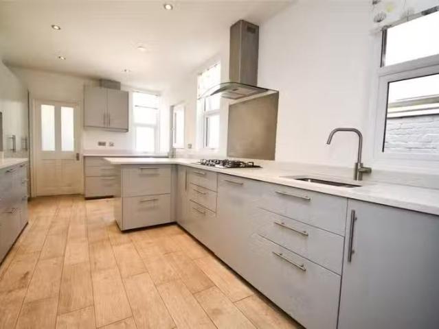 Just in! 4 bedroom terraced house for rent in Ferndale Road, H.