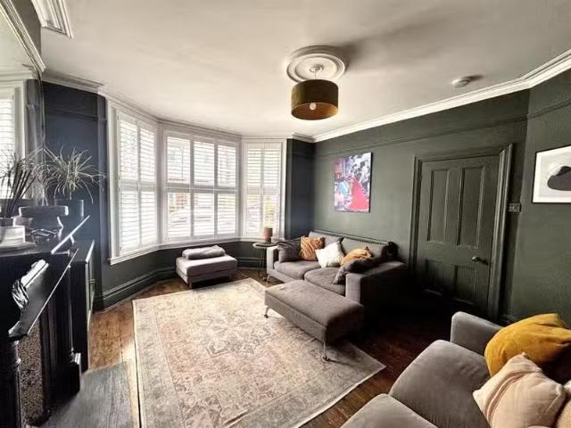 Charming 4 bedroom terraced house for rent in Shaftesbury Road.