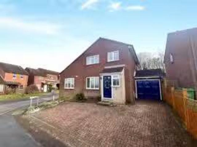 Cozy 4 BR Property & Houses to Rent: Ketelbey Rise, Basingstok.