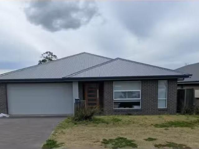 Unique 4 BR 15 Adele Close, Nowra House for rent Listed by Ef.