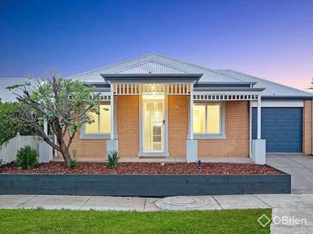 Charming 4 BR 15 Asthima Way, Caroline Springs, VIC 3023