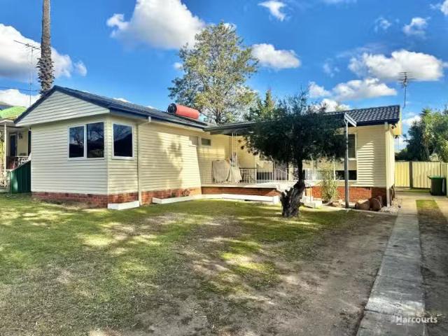 For Rent! 4 BR 15 Barcoo Avenue, Leumeah House for rent Liste.