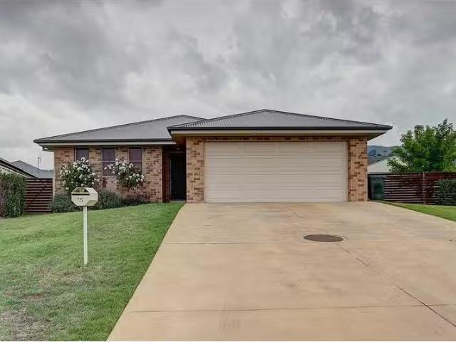 Charming 4 BR 15 Hardy Crescent, Mudgee House for rent Listed.