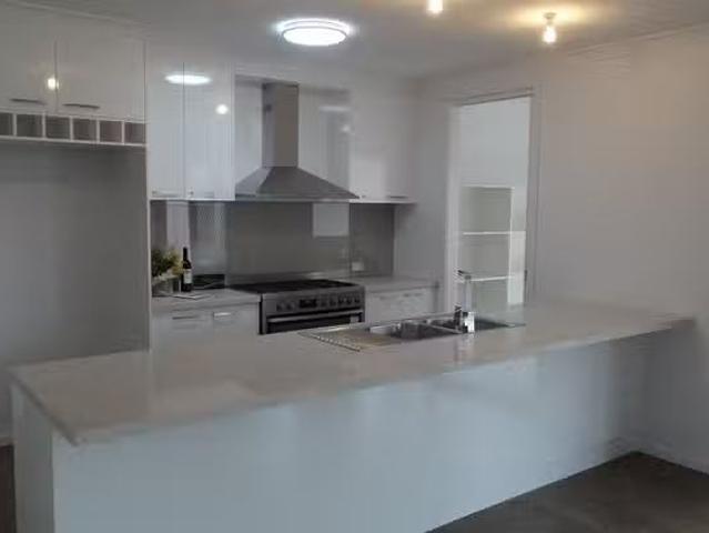 Cozy 4 BR 16 Ruthven Circuit, Wodonga, VIC 3690