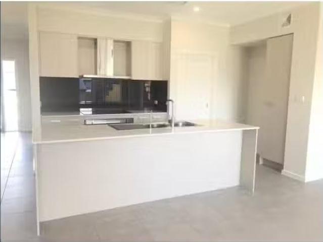 Deal! 4 BR 17 Mantle Ave, North Richmond House for rent Liste.