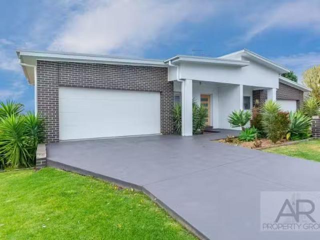 Charming 4 BR 17 Panbula Place, Flinders Townhouse for rent L.