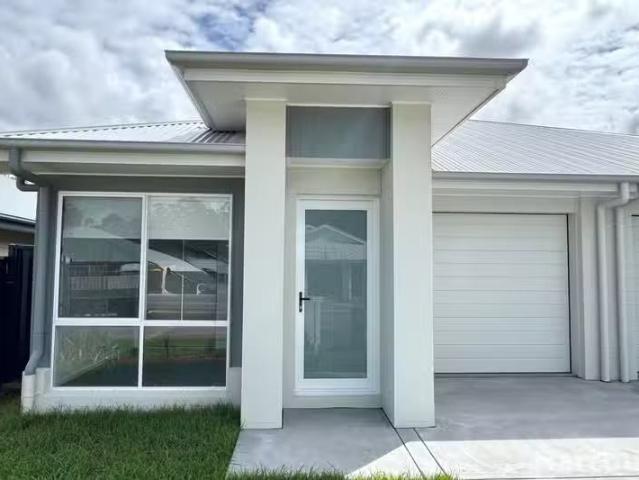 Just in! 4 BR 17a Wildwood Way, Thrumster, NSW 2444 Duplex /.