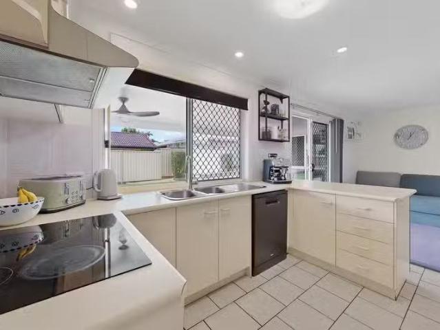 Cozy 4 BR 18 Janmore Place, PARKINSON, QLD 4115 House for Rent