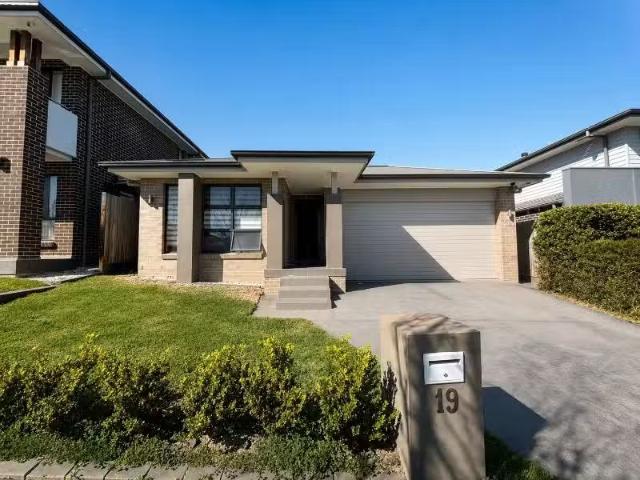 Charming 4 BR 19 Larkham Street, ORAN PARK House for rent Lis.