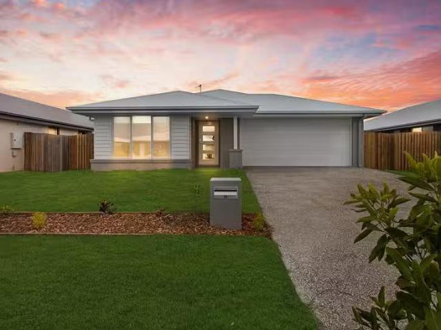 Charming 4 BR 10 Eastminster Street, Eli Waters, QLD 4655
