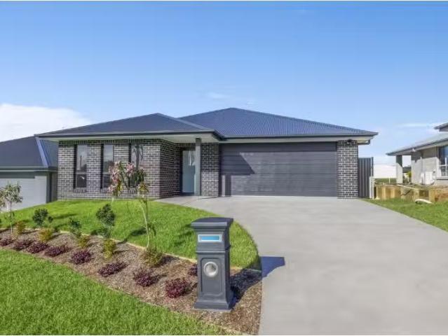 For Rent! 4 BR 10 Freesia Place, Port Macquarie House for rent.