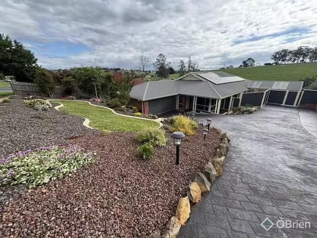 For Rent! 4 BR 112 Stoddarts Road, Warragul, VIC 3820