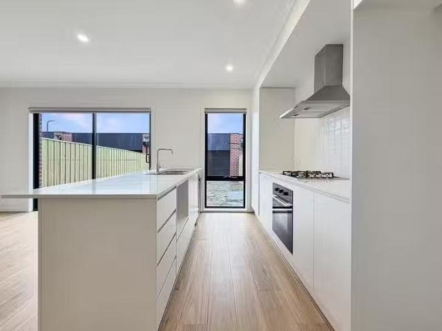 Deal! 4 BR 12 Avi Walk, Armstrong Creek, VIC 3217